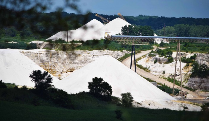 USSilica_Mine_SilicaPile